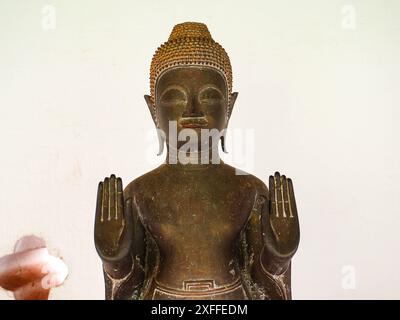 Statue e sculture di Buddha a Phra That Luang o Phra Chedi Lokachulamanee sono considerate un luogo di culto molto importante a Vientiane, Laos. Foto Stock