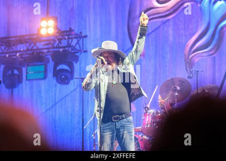 Il cantante italiano, zucchero Fornaciari, nome d'arte è la parola italiana per "Sugar" si esibisce dal vivo sul palco con il suo tour ìOverdose d'Amoreî allo Stadio Adriatico. (Foto di Elena Vizzoca / SOPA Images/Sipa USA) Foto Stock