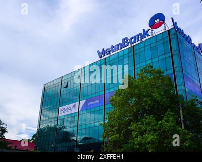 Giugno 26 2024, Vientiane, Laos - edifici residenziali o grattacieli sullo sfondo di un cielo luminoso. Foto Stock