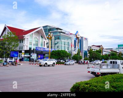 Giugno 26 2024, Vientiane, Laos - edifici residenziali o grattacieli sullo sfondo di un cielo luminoso. Foto Stock