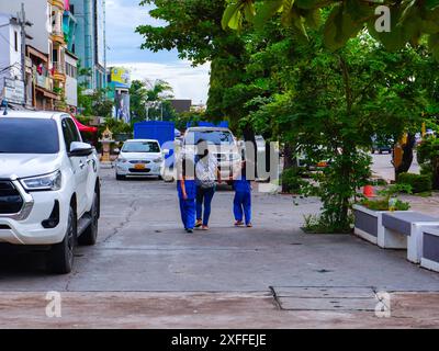 Giugno 26 2024, Vientiane, Laos - i turisti della famiglia asiatica camminano lungo la via principale di LAN Xang di Vientiane, Laos PDR. Foto Stock