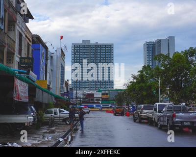 Giugno 26 2024, Vientiane, Laos - edifici residenziali o uffici di Vientiane sullo sfondo di un cielo luminoso. Foto Stock