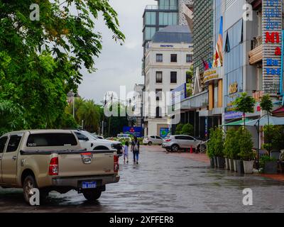 Giugno 26 2024, Vientiane, Laos - edifici residenziali o uffici di Vientiane sullo sfondo di un cielo luminoso. Foto Stock