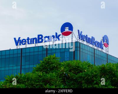 Giugno 26 2024, Vientiane, Laos - l'ufficio VietinBank o Vientiane sullo sfondo di un cielo luminoso. Foto Stock