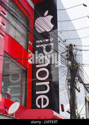 Fili elettrici su un palo a Vientiane, Laos Foto Stock