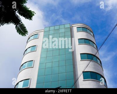 Giugno 26 2024, Vientiane, Laos - edifici residenziali o uffici di Vientiane sullo sfondo di un cielo luminoso. Foto Stock