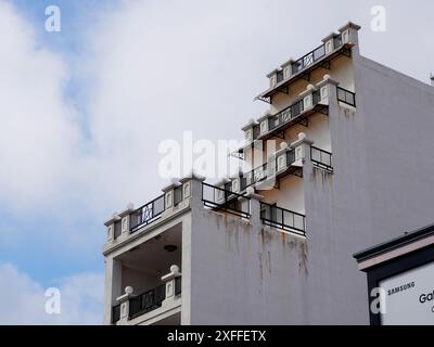 Giugno 26 2024, Vientiane, Laos - edifici residenziali o uffici di Vientiane sullo sfondo di un cielo luminoso. Foto Stock