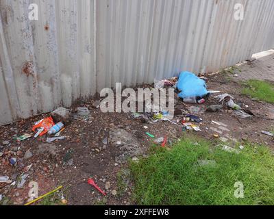 Scarichi di rifiuti sul lato della strada nelle zone rurali Foto Stock