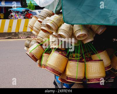 Casseruola di riso appiccicoso realizzata in bambù intrecciata con splendidi motivi, Vientiane, Laos. Foto Stock