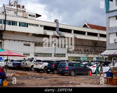 Giugno 26 2024, Vientiane, Laos - edifici residenziali o uffici di Vientiane sullo sfondo di un cielo luminoso. Foto Stock