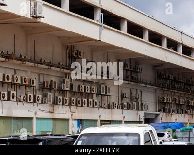 Giugno 26 2024, Vientiane, Laos - edifici residenziali o uffici di Vientiane sullo sfondo di un cielo luminoso. Foto Stock