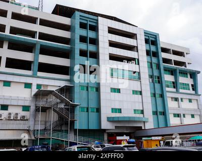 Giugno 26 2024, Vientiane, Laos - edifici residenziali o uffici di Vientiane sullo sfondo di un cielo luminoso. Foto Stock