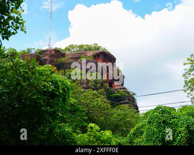 Phu Thok o Wat Chetiyakhiri, splendido paesaggio montano e ponti di legno su alte scogliere rocciose, provincia di Bueng Kan, Thailandia. Foto Stock