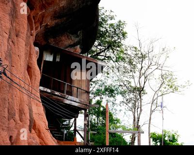 Phu Thok o Wat Chetiyakhiri, splendido paesaggio montano e ponti di legno su alte scogliere rocciose, provincia di Bueng Kan, Thailandia. Foto Stock
