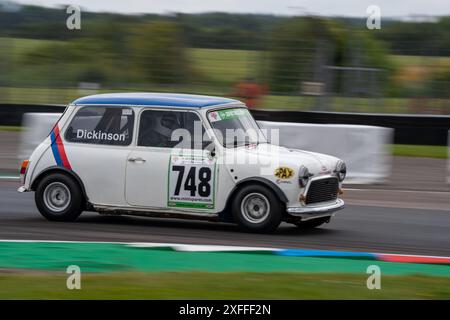 Andover, Hampshire - 7 giugno 2024: Dunlop Mini Se7en Challenge supportato da Mini Spares Foto Stock