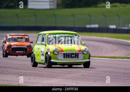 Andover, Hampshire - 7 giugno 2024: Dunlop Mini Se7en Challenge supportato da Mini Spares Foto Stock