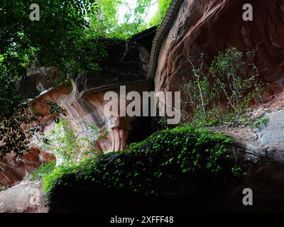 Phu Thok o Wat Chetiyakhiri, splendido paesaggio montano e ponti di legno su alte scogliere rocciose, provincia di Bueng Kan, Thailandia. Foto Stock