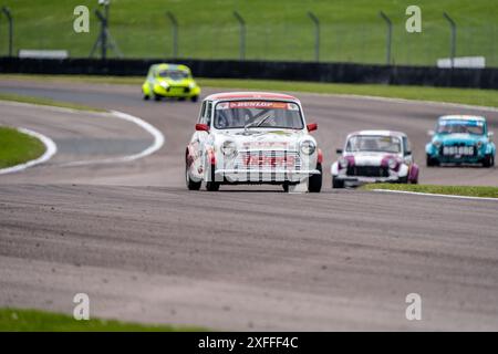 Andover, Hampshire - 7 giugno 2024: Dunlop Mini Se7en Challenge supportato da Mini Spares Foto Stock