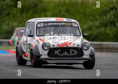 Andover, Hampshire - 7 giugno 2024: Dunlop Mini Se7en Challenge supportato da Mini Spares Foto Stock