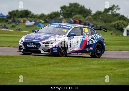 Andover, Hampshire - 7 giugno 2024: British Touring Car Championship Thruxton FP1 Tom Ingram 100 Excelr8 Motorsport Foto Stock