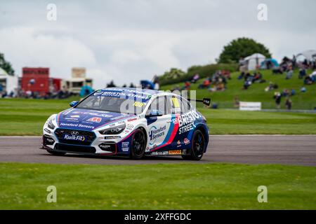 Andover, Hampshire - 7 giugno 2024: British Touring Car Championship Thruxton FP1 Tom Ingram 100 Excelr8 Motorsport Foto Stock