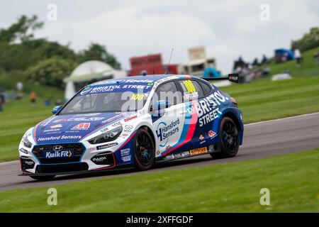 Andover, Hampshire - 7 giugno 2024: British Touring Car Championship Thruxton FP1 Tom Ingram 100 Excelr8 Motorsport Foto Stock