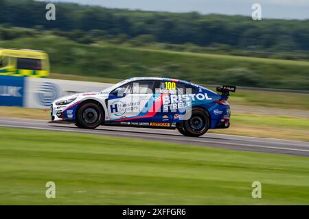 Andover, Hampshire - 7 giugno 2024: British Touring Car Championship Thruxton FP1 Tom Ingram 100 Excelr8 Motorsport Foto Stock