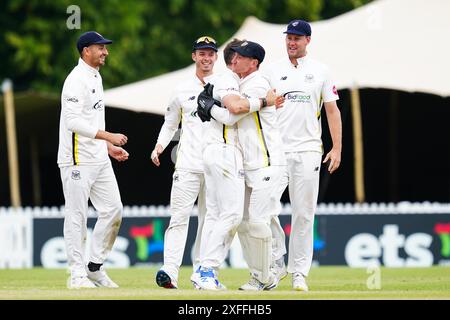 Cheltenham, Regno Unito, 3 luglio 2024. James Bracey del Gloucestershire festeggia con Matt Taylor del Gloucestershire dopo che i due si uniscono per licenziare Chris Cooke di Glamorgan durante il Vitality County Championship Division Two match tra Gloucestershire e Glamorgan. Crediti: Robbie Stephenson/Gloucestershire Cricket/Alamy Live News Foto Stock