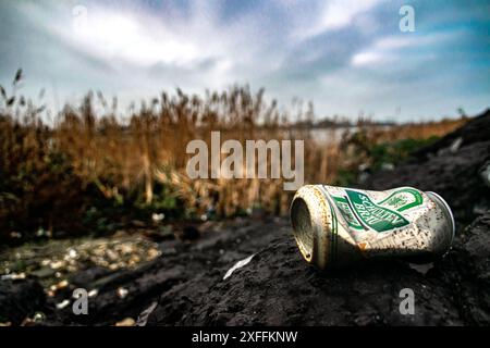 Una raccolta di immagini della spazzatura lasciata indietro da umani disordinati in natura proprio qui a Enkhuizen, Grootebroek, Frisia occidentale, Paesi Bassi Foto Stock