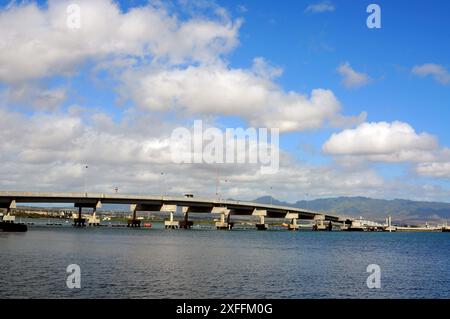 Ponte dell'Isola di Ford sotto il cielo nuvoloso Pearl Harbor Hawaii Foto Stock