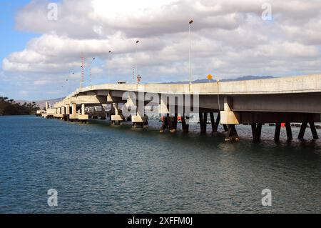 Ponte dell'Isola di Ford sotto il cielo nuvoloso Pearl Harbor Hawaii Foto Stock