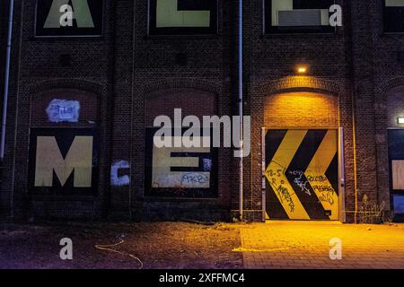 Porta dell'edificio industriale porta dell'edificio industriale illuminata da una luce sparsa, mattina presto, poco prima dell'alba. Tilburg, Paesi Bassi. Tilburg Spoorzone Noord-Brabant Nederland Copyright: XGuidoxKoppesxPhotox Foto Stock