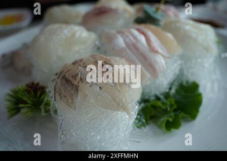 Viene servita una tavola di pesce crudo fresco Foto Stock