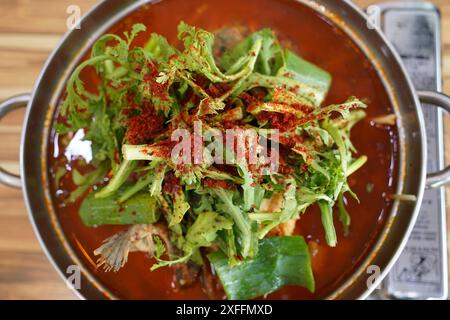 Stufato di pesce coreano preparato con abbondante pepe rosso in polvere e condito con varie verdure Foto Stock