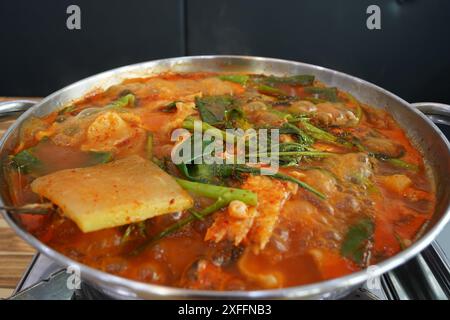 Stufato di pesce coreano preparato con abbondante pepe rosso in polvere e condito con varie verdure Foto Stock