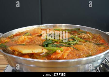 Stufato di pesce coreano preparato con abbondante pepe rosso in polvere e condito con varie verdure Foto Stock