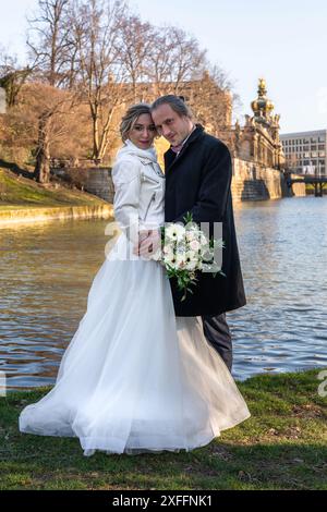 A piedi della coppia di nozze. Di fronte al famoso Palazzo Zwinger, Dresda, Germania Foto Stock