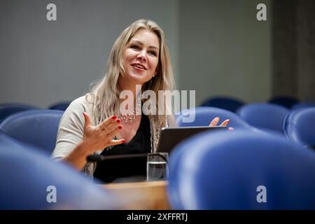 L'AIA - il Ministro Femke Marije Wiersma dell'Agricoltura, della pesca, della sicurezza alimentare e della natura durante la discussione sulla dichiarazione del governo nella sala plenaria della camera dei rappresentanti. Il gabinetto Schoof discuterà con il parlamento sulla sua politica per il prossimo periodo di gabinetto. ANP ROBIN VAN LONKHUIJSEN netherlands Out - belgio Out Foto Stock