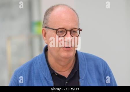 Rainer Kampmann, Verwaltungs- und Betriebsdirektor Deutschlandradio, beim Presserundgang durch das Deutschlandradio-Funkhaus in Koeln foto vom 21.06.2024. SOLO PER USO EDITORIALE *** Rainer Kampmann, Direttore dell'Amministrazione e delle operazioni di Deutschlandradio, durante una visita stampa del centro di trasmissione Deutschlandradio di Colonia foto dal 21 06 2024 SOLO USO EDITORIALE Copyright: epd-bild/GuidoxSchiefer Deutschlandradio022 Foto Stock