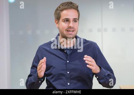 Dominik Evers, Redaktionsleiter audio des Deutschlandradio, beim Presserundgang durch das Deutschlandradio-Funkhaus in Koeln foto vom 21.06.2024. SOLO PER USO EDITORIALE *** Dominik Evers, responsabile audio di Deutschlandradio, durante un tour stampa del centro di trasmissione Deutschlandradio di Colonia foto dal 21 06 2024 SOLO PER USO EDITORIALE Copyright: epd-bild/GuidoxSchiefer Deutschlandradio054 Foto Stock