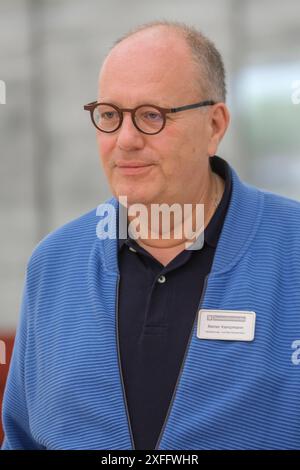 Rainer Kampmann, Verwaltungs- und Betriebsdirektor Deutschlandradio, beim Presserundgang durch das Deutschlandradio-Funkhaus in Koeln foto vom 21.06.2024. SOLO PER USO EDITORIALE *** Rainer Kampmann, Direttore dell'Amministrazione e delle operazioni di Deutschlandradio, durante una visita stampa del centro di trasmissione Deutschlandradio di Colonia foto dal 21 06 2024 SOLO USO EDITORIALE Copyright: epd-bild/GuidoxSchiefer Deutschlandradio024 Foto Stock