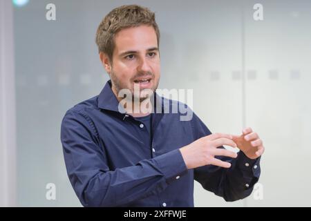 Dominik Evers, Redaktionsleiter audio des Deutschlandradio, beim Presserundgang durch das Deutschlandradio-Funkhaus in Koeln foto vom 21.06.2024. SOLO PER USO EDITORIALE *** Dominik Evers, responsabile audio di Deutschlandradio, durante un tour stampa del centro di trasmissione Deutschlandradio di Colonia foto dal 21 06 2024 SOLO PER USO EDITORIALE Copyright: epd-bild/GuidoxSchiefer Deutschlandradio050 Foto Stock