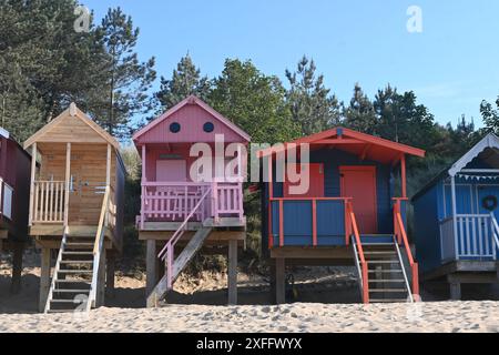 le capanne sulla spiaggia si affacciano sul mare, norfolk Foto Stock