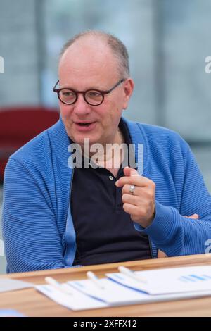 Rainer Kampmann, Verwaltungs- und Betriebsdirektor Deutschlandradio, beim Presserundgang durch das Deutschlandradio-Funkhaus in Koeln foto vom 21.06.2024. SOLO PER USO EDITORIALE *** Rainer Kampmann, Direttore dell'Amministrazione e delle operazioni di Deutschlandradio, durante una visita stampa del centro di trasmissione Deutschlandradio di Colonia foto dal 21 06 2024 SOLO USO EDITORIALE Copyright: epd-bild/GuidoxSchiefer Deutschlandradio029 Foto Stock