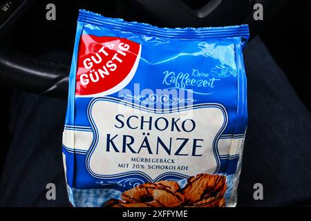 Edeka Eigenmarke gut und günstig. Foto: Kleine Kaffeezeit - Schoko Kränze, Gebäck bzw Mürbegebäck *** Edeka proprio marchio buono ed economico foto Kleine Kaffeeezeit corone di cioccolato, biscotti o shortbread Foto Stock