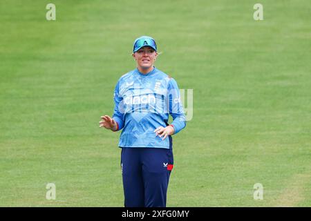 Bristol, Regno Unito. 3 luglio 2024. Sarah Glenn dell'Inghilterra durante la terza partita MetroBank Women's ODI tra England Women e New Zealand Women al Seat Unique Stadium di Bristol, Regno Unito, il 3 luglio 2024. Foto di Stuart Leggett. Solo per uso editoriale, licenza richiesta per uso commerciale. Non utilizzare in scommesse, giochi o pubblicazioni di singoli club/campionato/giocatori. Crediti: UK Sports Pics Ltd/Alamy Live News Foto Stock