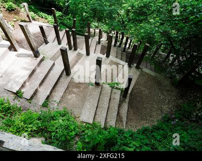 Guardando giù i gradini che conducono dal Castello di Bled verso il villaggio di Bled, alta Carniola, Slovenia Foto Stock