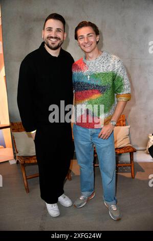 Christopher Schmidt und Max Suhr beim Mates Date Influencer Event auf der Berlin Fashion Week S/S 2025 im Atelier Rooftop. Berlino, 02.07.2024 *** Christopher Schmidt e Max Suhr all'evento Mates Date Influencer alla Berlin Fashion Week S 2025 all'Atelier Rooftop Berlin, 02 07 2024 foto:Xn.xKubelkax/xFuturexImagex MATS 4629 Foto Stock