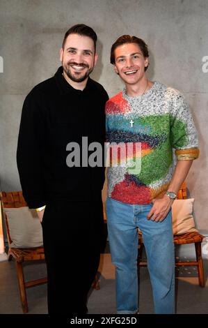 Christopher Schmidt und Max Suhr beim Mates Date Influencer Event auf der Berlin Fashion Week S/S 2025 im Atelier Rooftop. Berlino, 02.07.2024 *** Christopher Schmidt e Max Suhr all'evento Mates Date Influencer alla Berlin Fashion Week S 2025 all'Atelier Rooftop Berlin, 02 07 2024 foto:Xn.xKubelkax/xFuturexImagex MATS 4630 Foto Stock