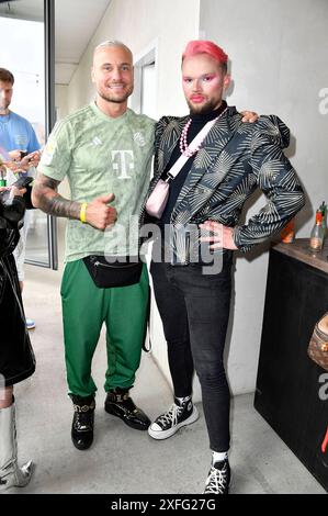 Eric Sindermann e Luca Valentino beim Mates Date Influencer Event auf der Berlin Fashion Week S/S 2025 im Atelier Rooftop. Berlino, 02.07.2024 *** Eric Sindermann e Luca Valentino al Mates Date Influencer Event alla Berlin Fashion Week S 2025 presso Atelier Rooftop Berlin, 02 07 2024 foto:Xn.xKubelkax/xFuturexImagex MATS 4639 Foto Stock